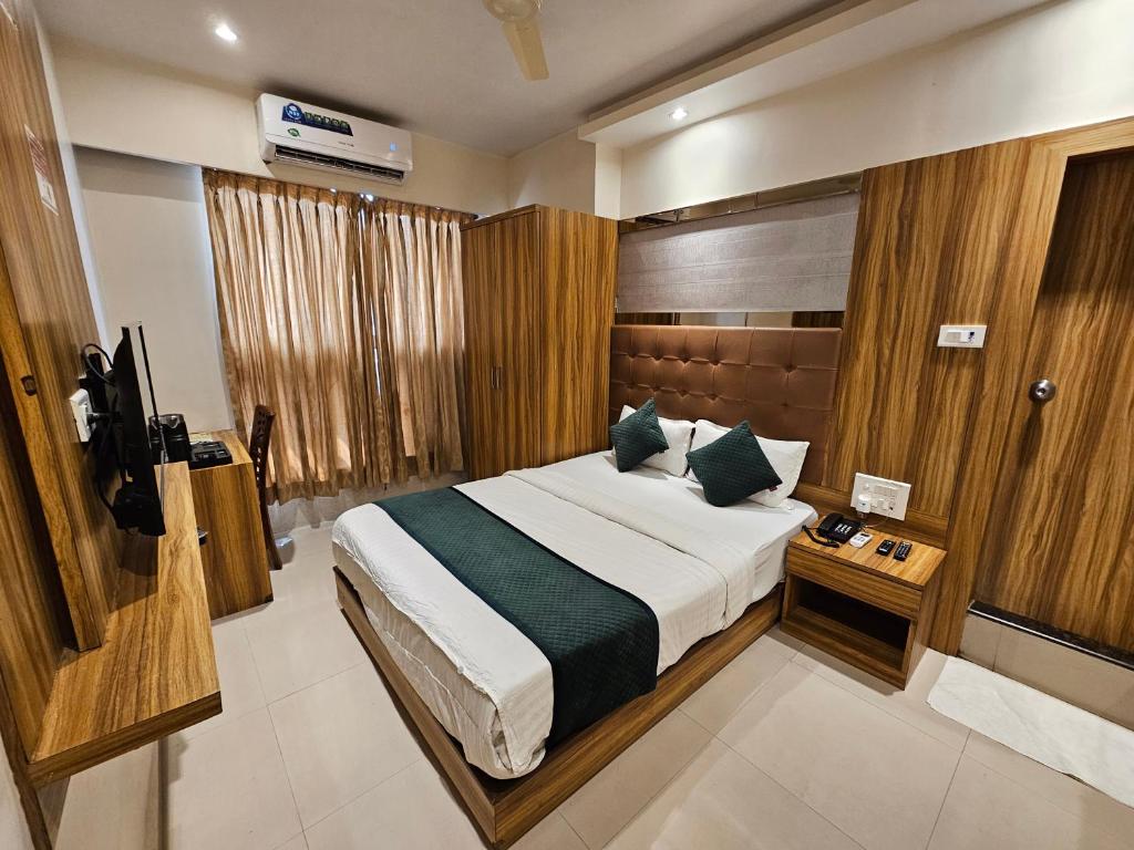 Postel nebo postele na pokoji v ubytování Hotel BKC Garden - Near US Embassy Bkc Mumbai