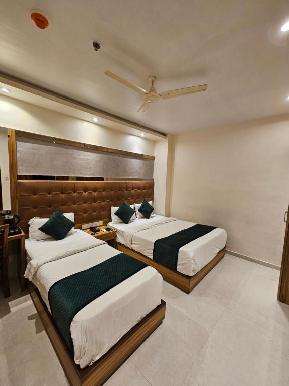 Postel nebo postele na pokoji v ubytování Hotel BKC Garden - Near US Embassy Bkc Mumbai