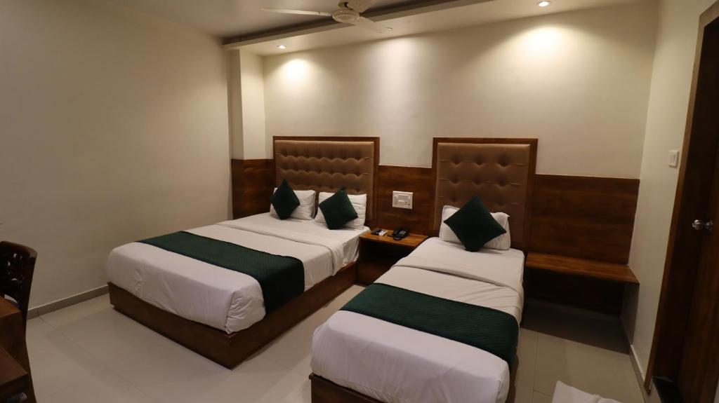 Postel nebo postele na pokoji v ubytování Hotel BKC Garden - Near US Embassy Bkc Mumbai