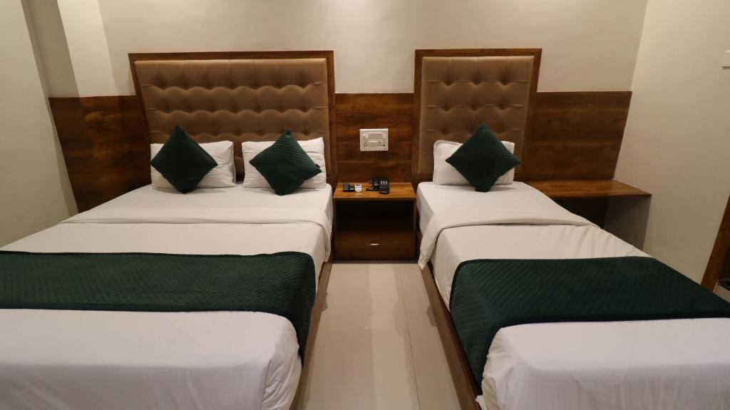 Postel nebo postele na pokoji v ubytování Hotel BKC Garden - Near US Embassy Bkc Mumbai