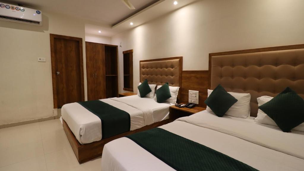 Postel nebo postele na pokoji v ubytování Hotel BKC Garden - Near US Embassy Bkc Mumbai