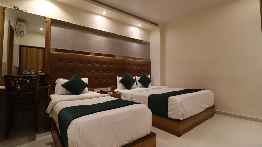 Postel nebo postele na pokoji v ubytování Hotel BKC Garden - Near US Embassy Bkc Mumbai
