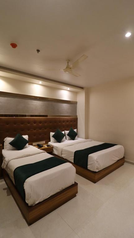 Postel nebo postele na pokoji v ubytování Hotel BKC Garden - Near US Embassy Bkc Mumbai