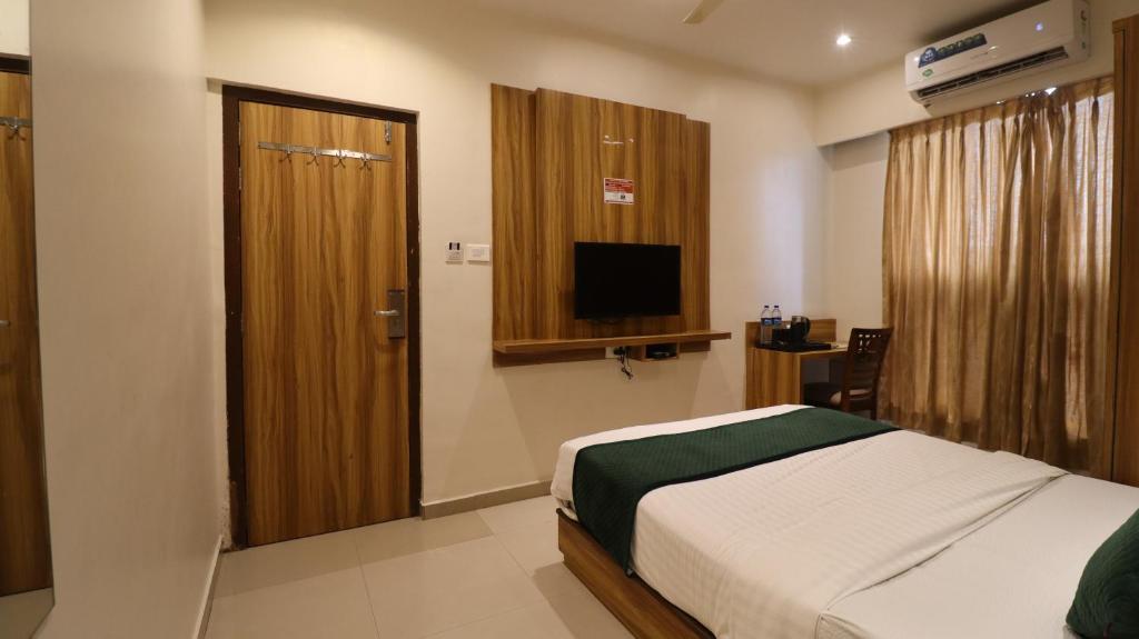 TV a/nebo společenská místnost v ubytování Hotel BKC Garden - Near US Embassy Bkc Mumbai