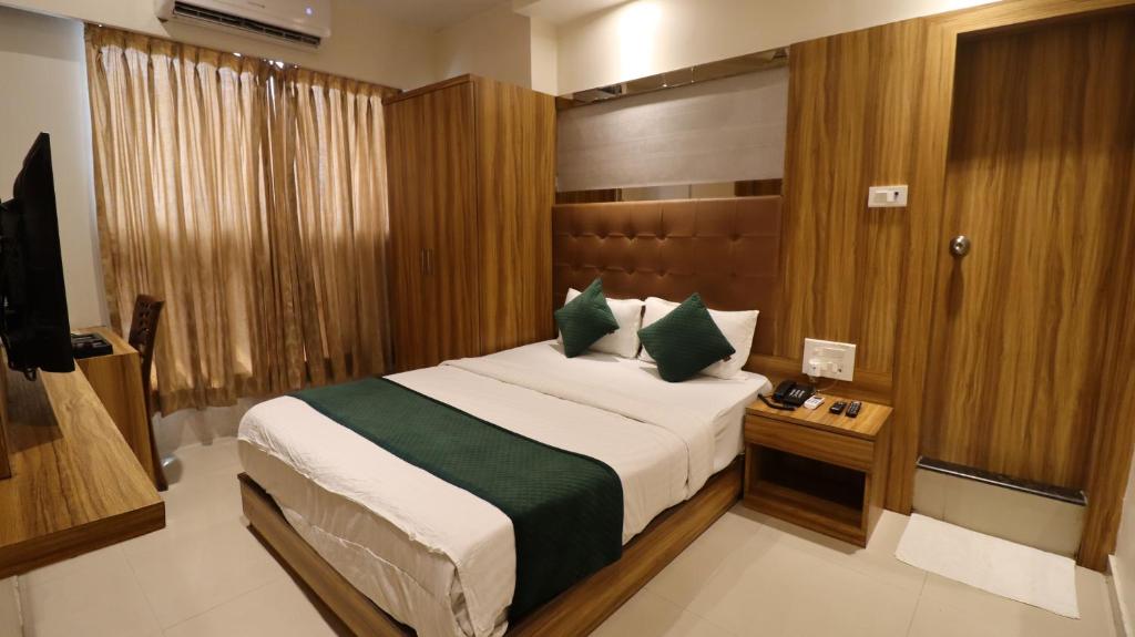 Postel nebo postele na pokoji v ubytování Hotel BKC Garden - Near US Embassy Bkc Mumbai