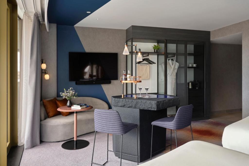 
Deluxe Twin with Two Double Beds
