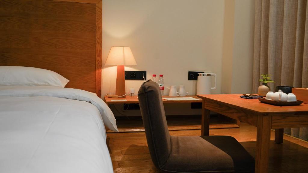 Postel nebo postele na pokoji v ubytování Taihua Wutong Hotel