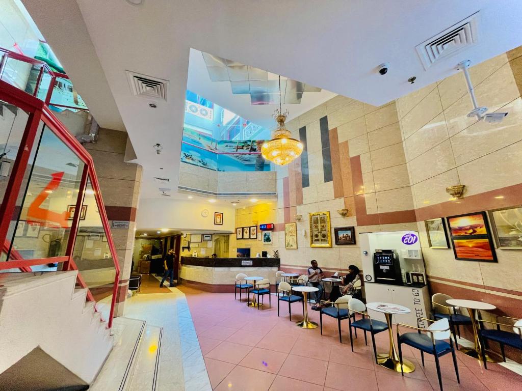 Queens Hotel Next Sabkha Bus Station - Resim 41