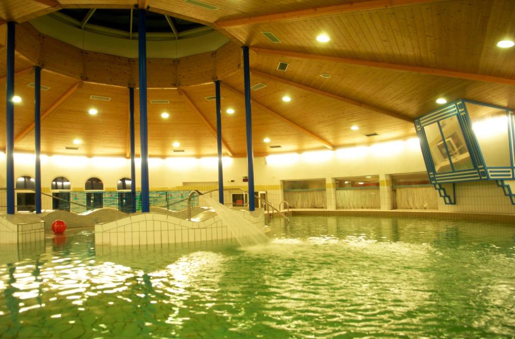 Bazén v ubytování OptimaMed Gesundheitsresort Bad Wimsbach nebo v jeho okolí