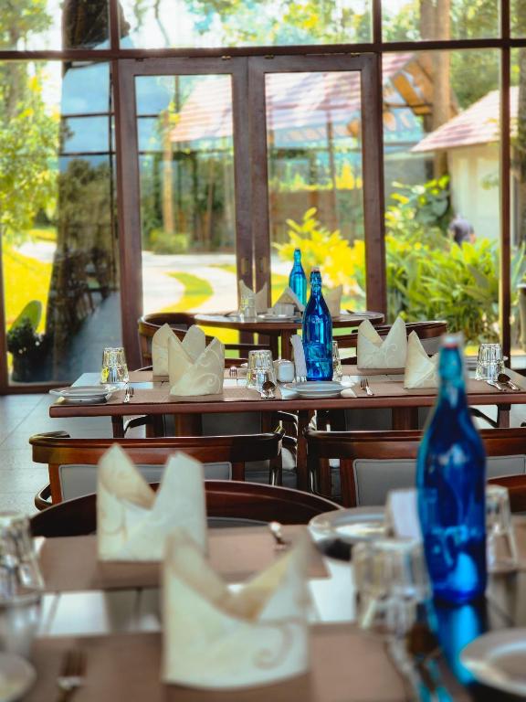Restaurace v ubytování Sterling Lontano Waterfront Wayanad