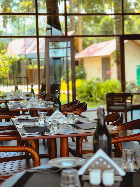 Restaurace v ubytování Sterling Lontano Waterfront Wayanad