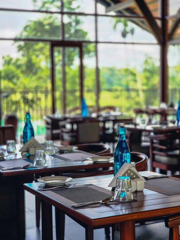 Restaurace v ubytování Sterling Lontano Waterfront Wayanad