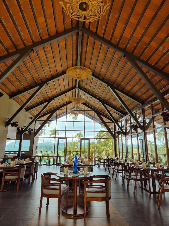 Restaurace v ubytování Sterling Lontano Waterfront Wayanad
