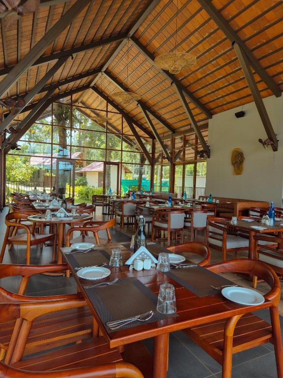 Restaurace v ubytování Sterling Lontano Waterfront Wayanad