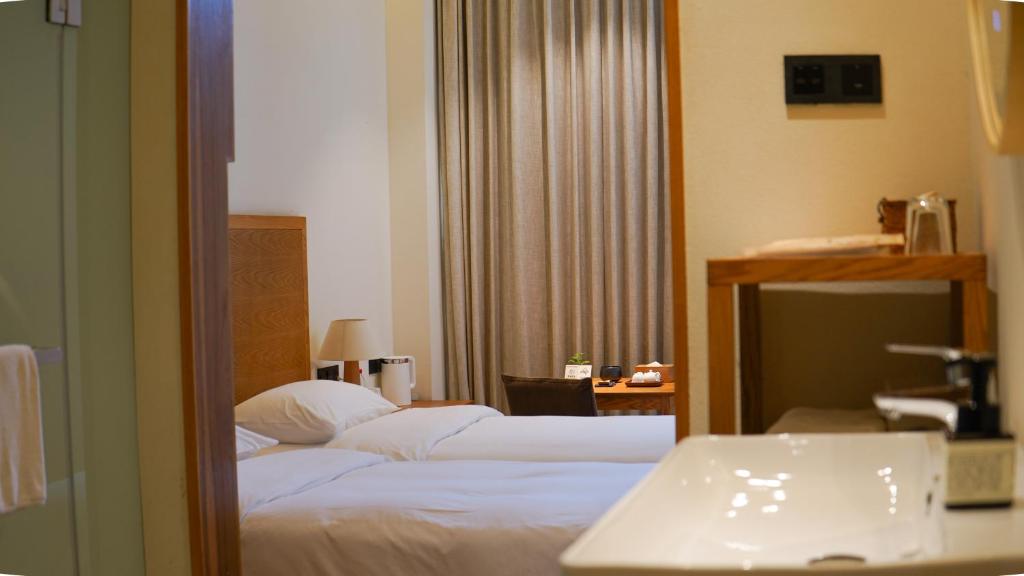 Postel nebo postele na pokoji v ubytování Taihua Wutong Hotel