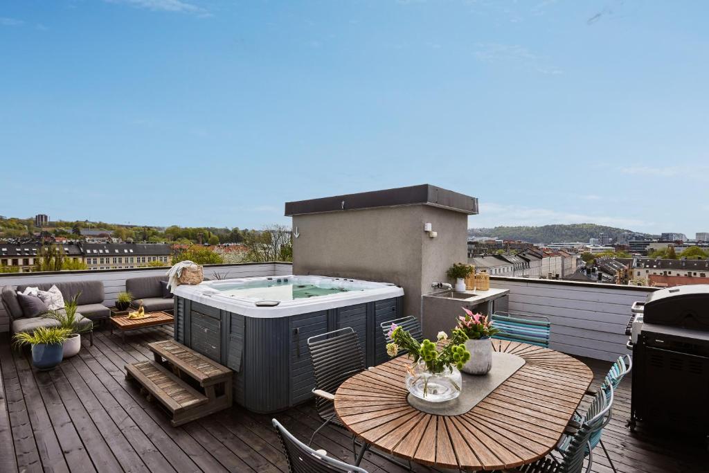 A Stylish Penthouse Apartment with Exposed Beams - Penthouse Apartment In Scandinavian District