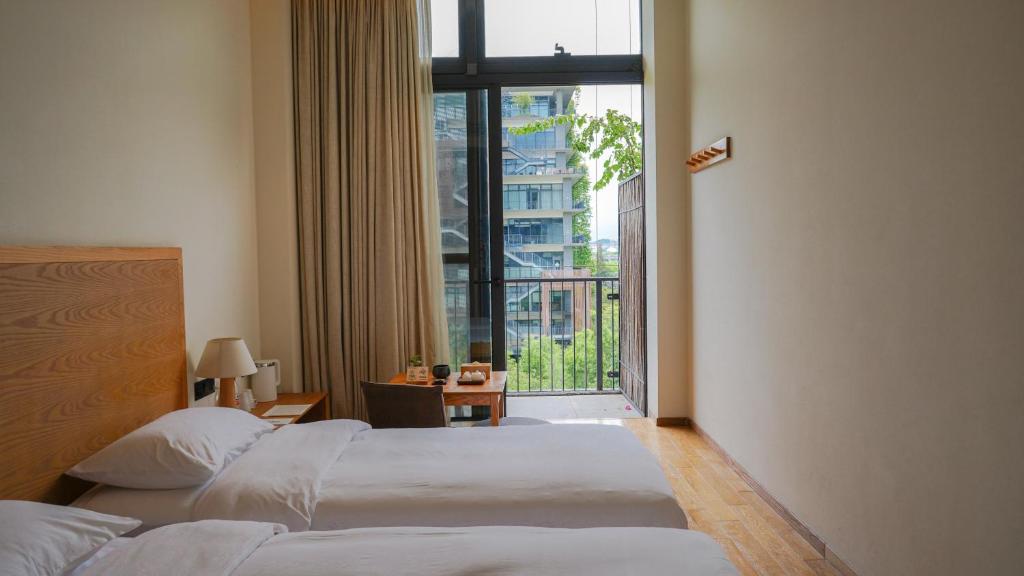 Postel nebo postele na pokoji v ubytování Taihua Wutong Hotel
