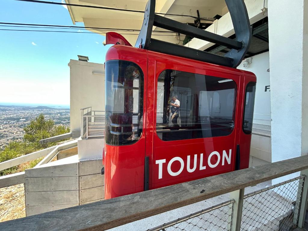 un train rouge assis au sommet d'un bâtiment dans l'établissement Chambre moderne chez l'habitant, à Toulon