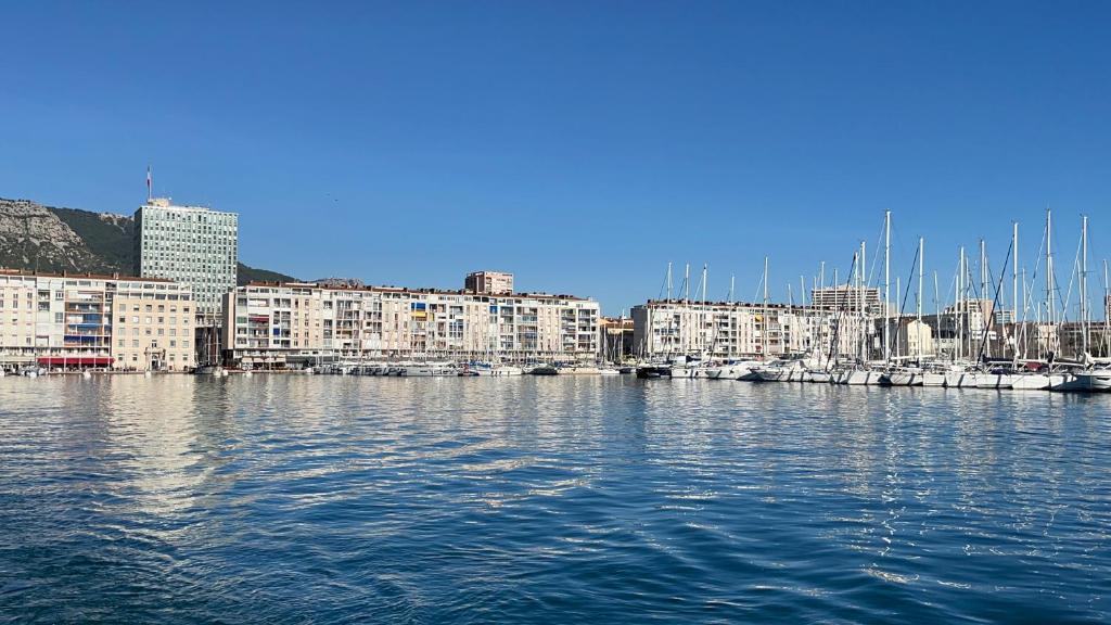 une vue d'un port avec des bateaux dans l'eau dans l'établissement Chambre confortable chez l'habitant, à Toulon