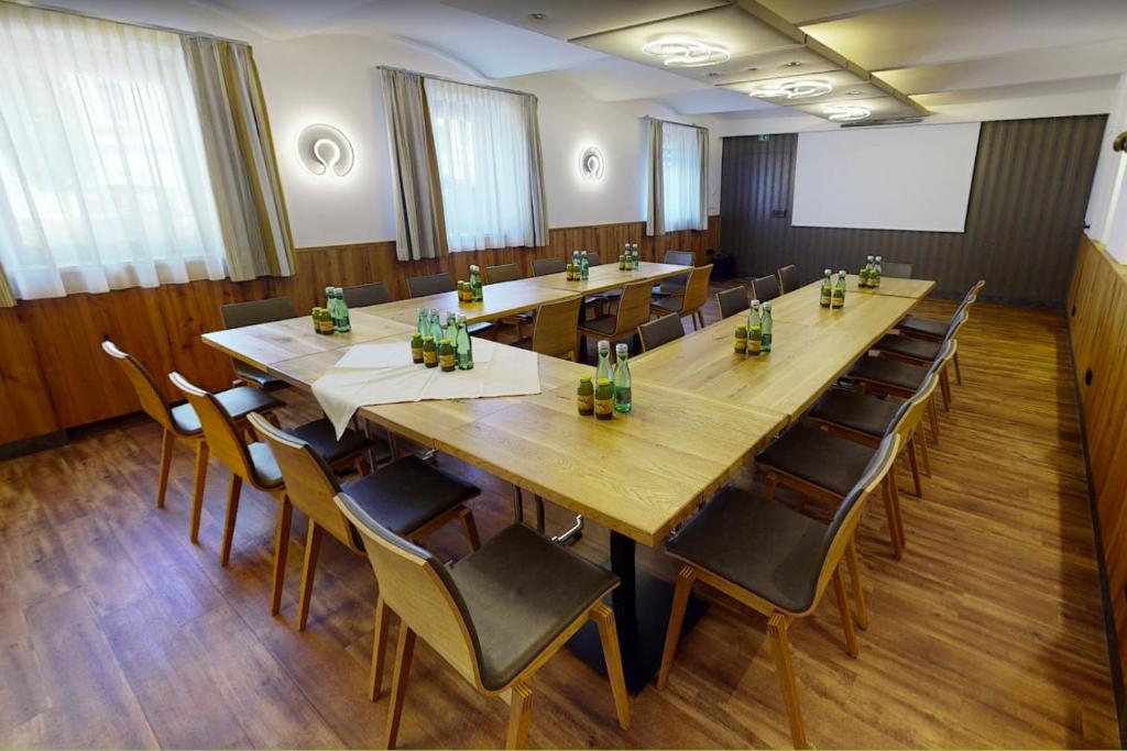 Reštaurácia alebo iné gastronomické zariadenie v ubytovaní Hotel zur Post