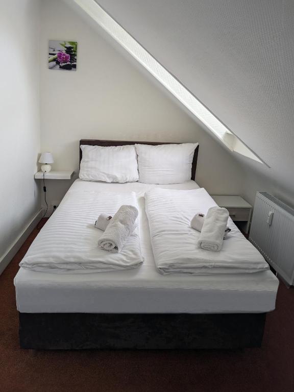 Postel nebo postele na pokoji v ubytování Hotel Kleiner Markt