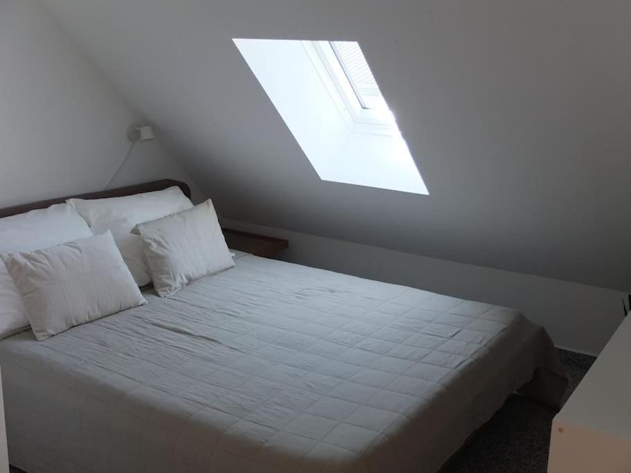 Postel nebo postele na pokoji v ubytování Dachgeschosswohnung Seeblick