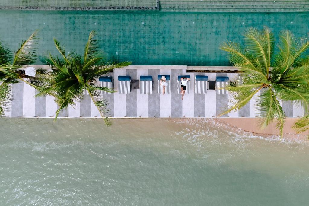 Bazén v ubytování Hotel Tide Phuket Beachfront nebo v jeho okolí