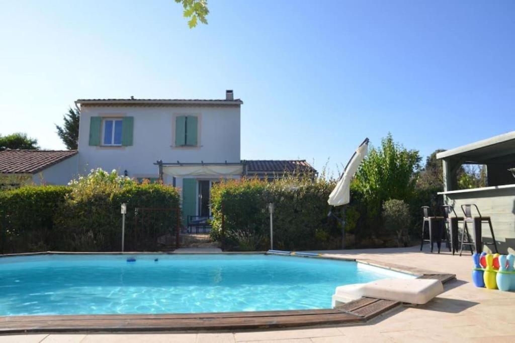 une piscine devant une maison dans l'établissement Le petit paradis au cœur du Luberon, à Saint-Saturnin-lès-Apt
