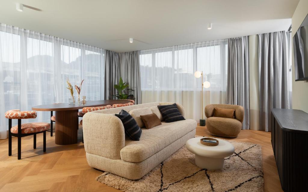 A seating area at master Mirabell