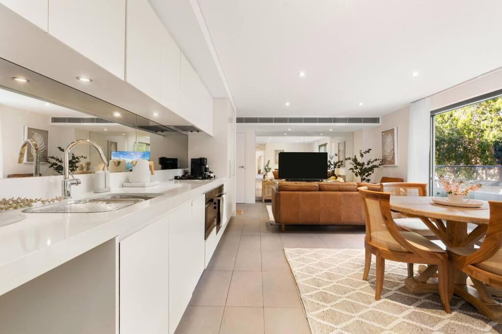 eine Küche mit Tisch und Esszimmer in der Unterkunft Vogue charm w light, aspect, AC in Sydney