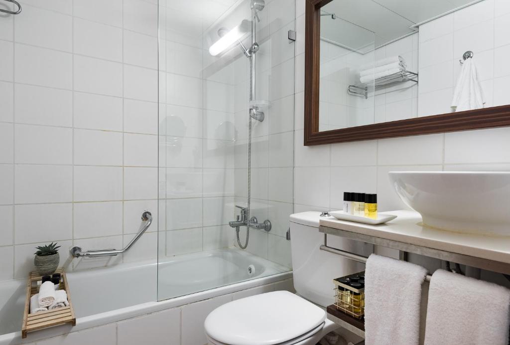 Koupelna v ubytování Prima Royale Hotel