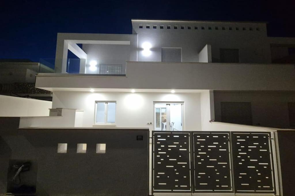 widok na dom w nocy w obiekcie Le Dimore di Donato w mieście Torre San Giovanni Ugento