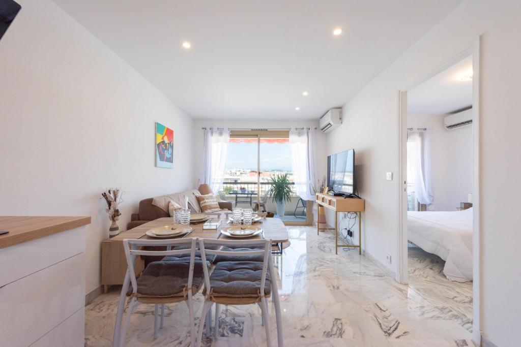 une cuisine et un salon avec une table et des chaises dans l'établissement 1-Br Renovated Near Croisette, à Cannes