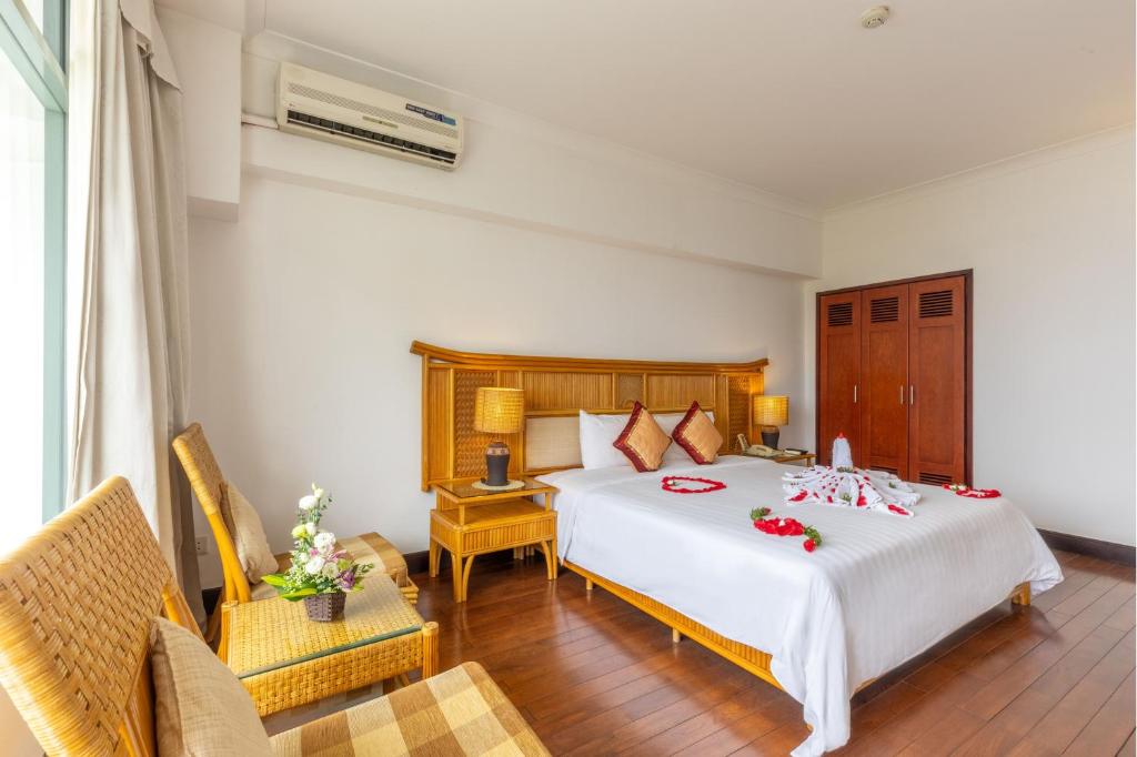Postel nebo postele na pokoji v ubytování Thang Loi Hotel Hanoi