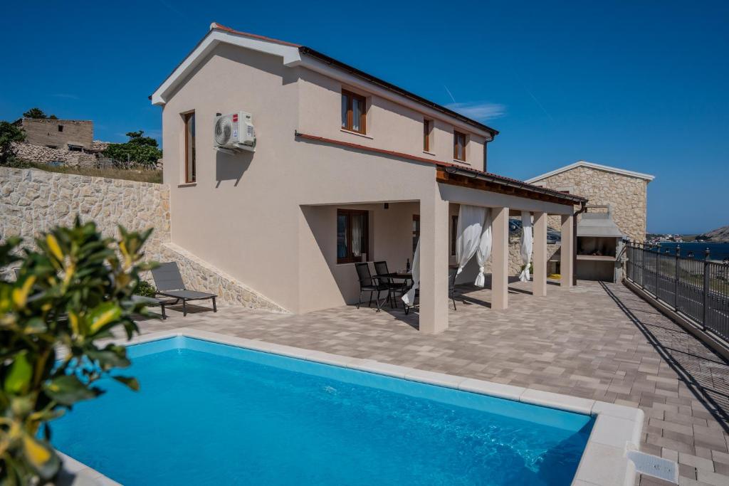 Bazén v ubytování Villa Kamia with private heated pool and electric vehicle adapter nebo v jeho okolí