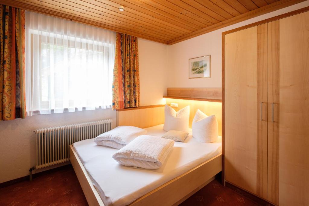 Letto o letti in una camera di Hotel Garni DIAS