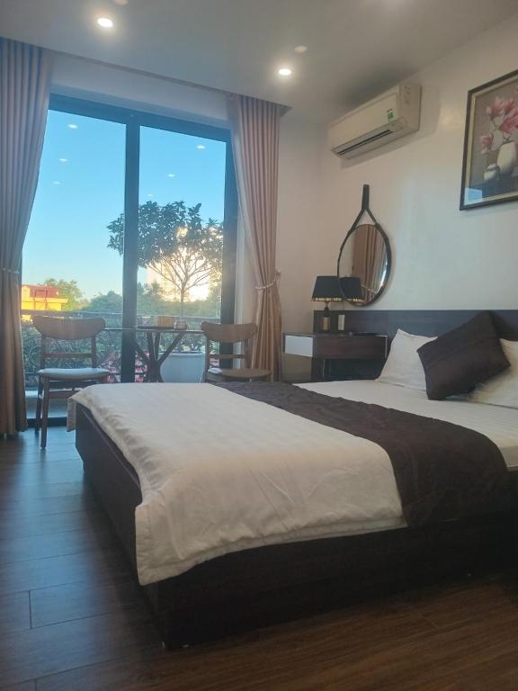 Postel nebo postele na pokoji v ubytování Quang Minh Hotel