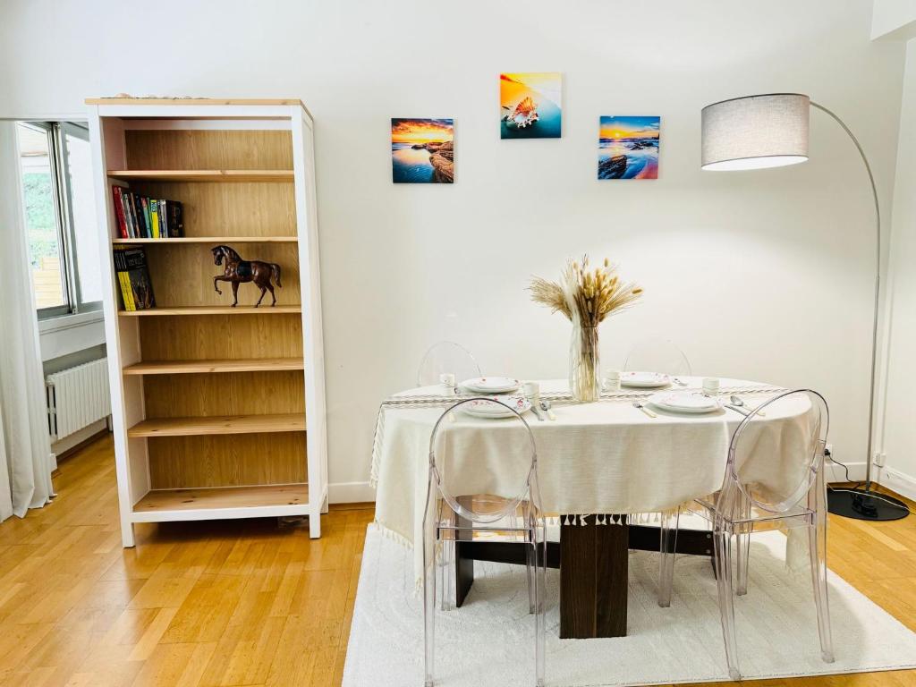une salle à manger avec une table et une étagère à livres dans l'établissement 2 Bedrooms Paris Near Tour Eiffel Free Parking High security, à Paris