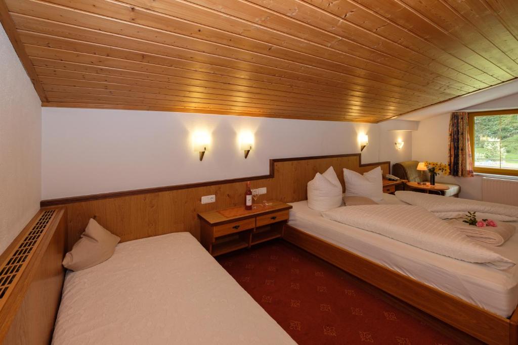 Letto o letti in una camera di Hotel Garni DIAS
