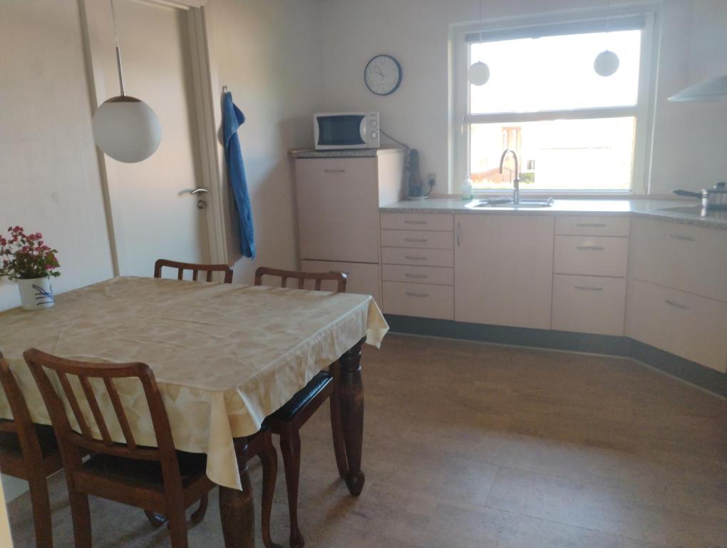 Kuchyň nebo kuchyňský kout v ubytování Rødkælkevej's B&B
