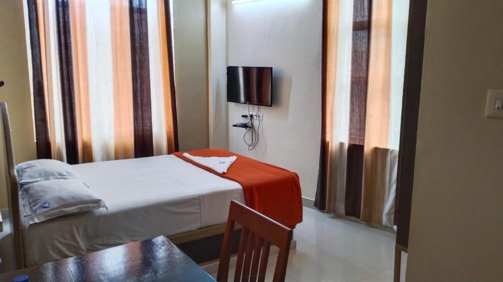 Hotel Falcon - Standard Double Room With Fan