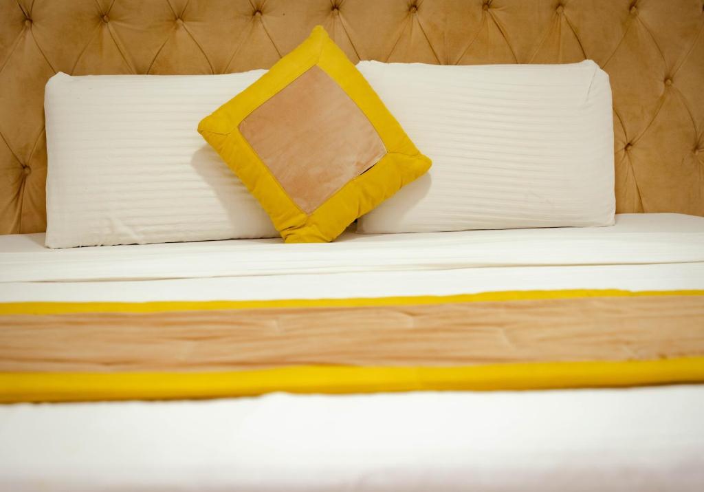 Postel nebo postele na pokoji v ubytování 247 Luxury Hotel