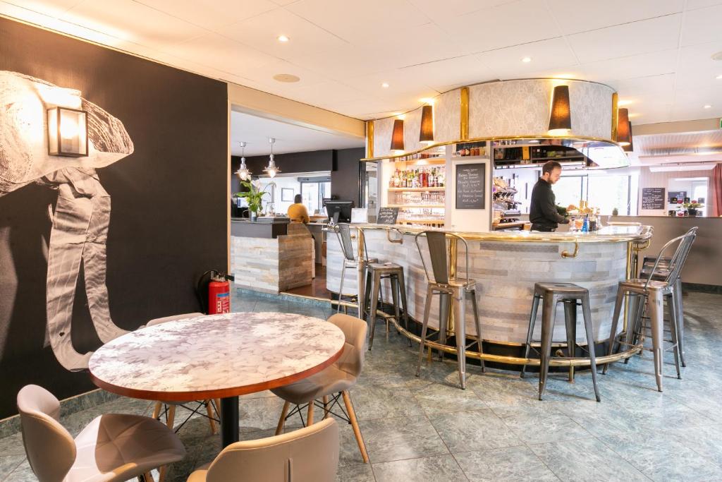 Restaurace v ubytování Logis, Hôtel Au Chêne Vert, Saint-Brieuc Nord