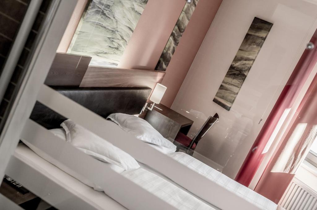 Кровать или кровати в номере Josl Mountain Lounging Hotel - Adults only!