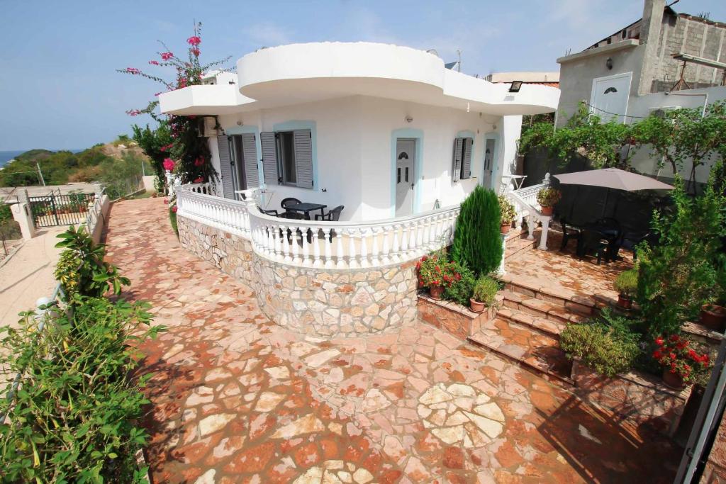 Casa blanca con porche y patio en Vila Leo, en Ksamil