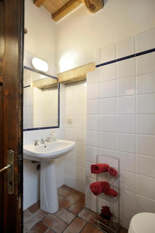 A bathroom at Le Gorghe di Valmarino