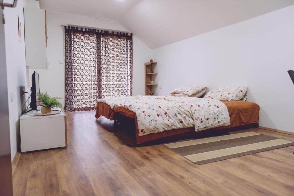 Postel nebo postele na pokoji v ubytování Apartman Centar Strpce