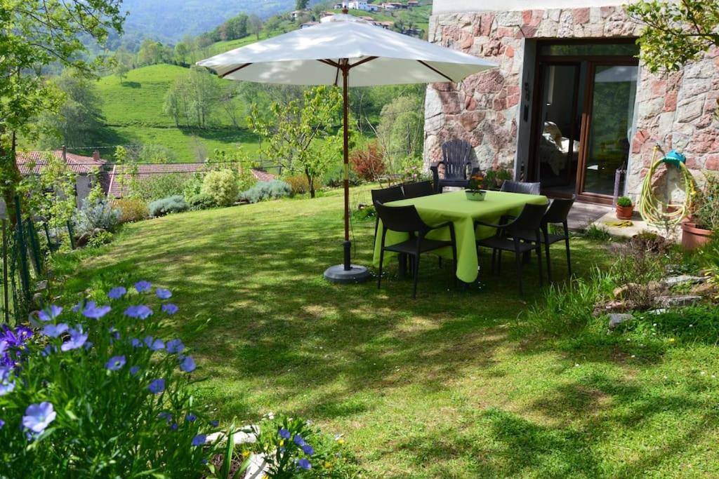 Κήπος έξω από το Casa con vistas en Borines