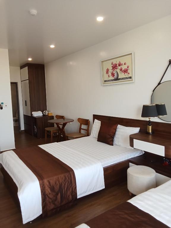 Postel nebo postele na pokoji v ubytování Quang Minh Hotel