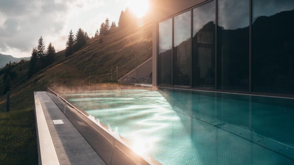 Bazén v ubytování Alpenstern Genießerhotel nebo v jeho okolí